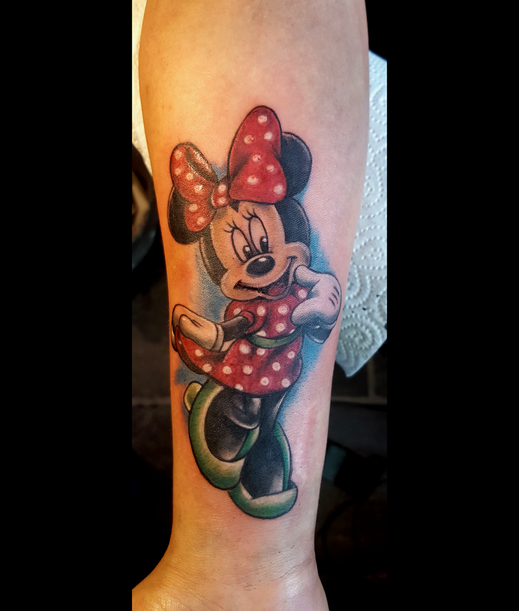minnie mouse color tattoo unterarm bloody ink pegau