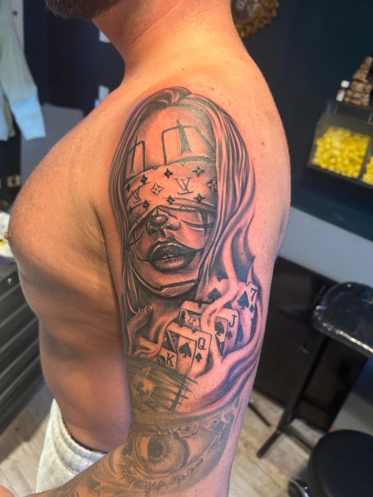 realistic tattoo schulter ruecken spielkarten portrait bloody ink pegau.jpg