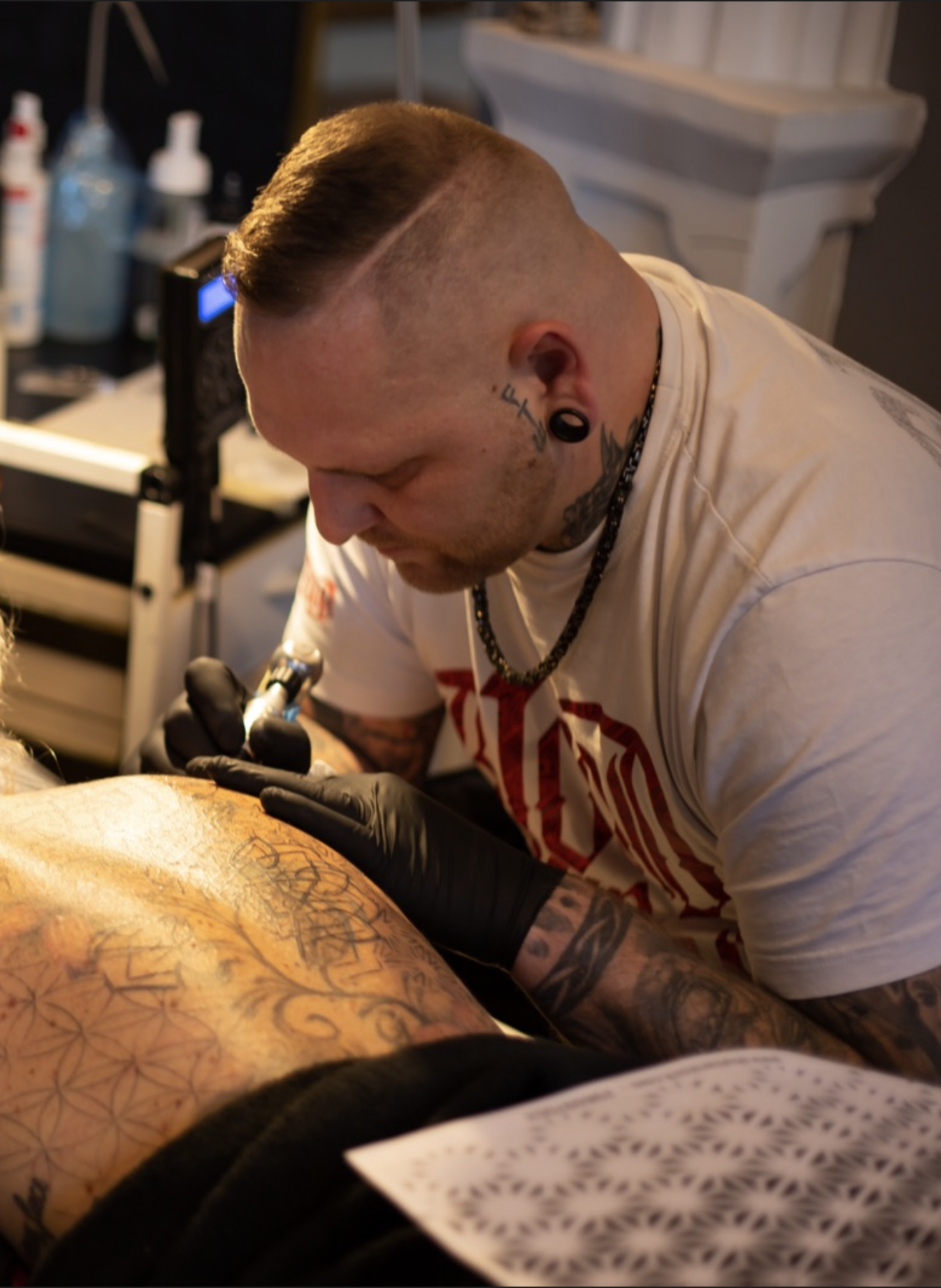 tattoo artist michael sueptitz at work bloody ink pegau
